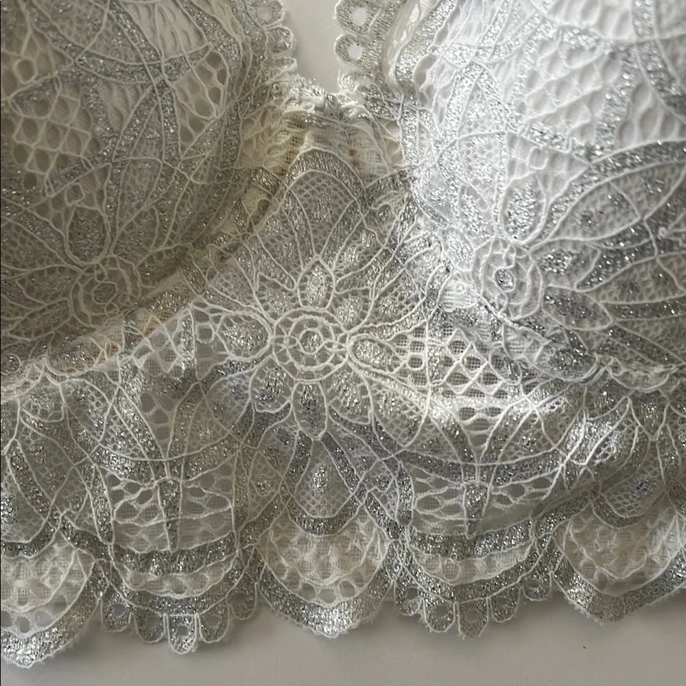 Maidenform White Lace Bra with Floral‎ Detailing